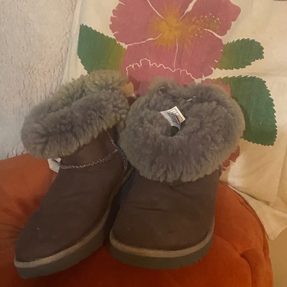 UGG Mini Bailey Bow two tone grey and brown,  small flaw on right boot - Picture 11 of 13